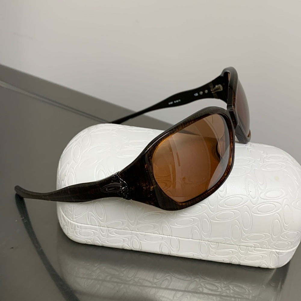 Oakley Betray  05-897   Sable sunglasses